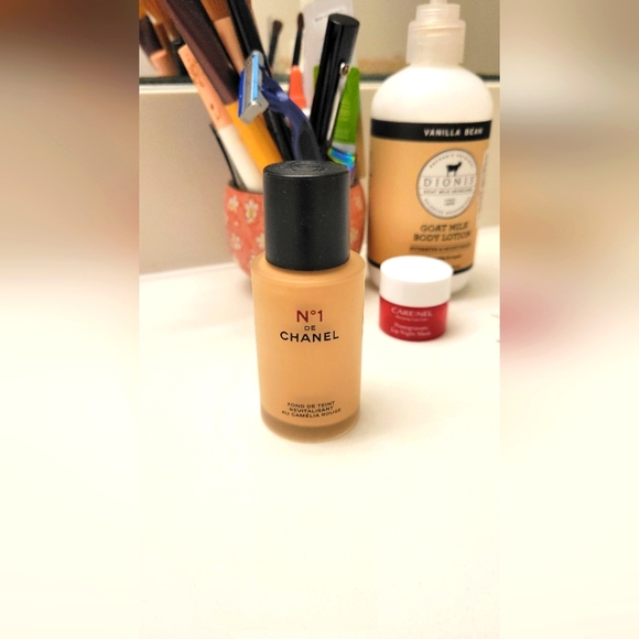 Chanel #1 red camellia revitalizing foundation w/pump B30
